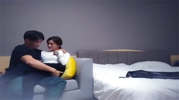 肌肉猛男香艳体验，性感美女口技炸裂